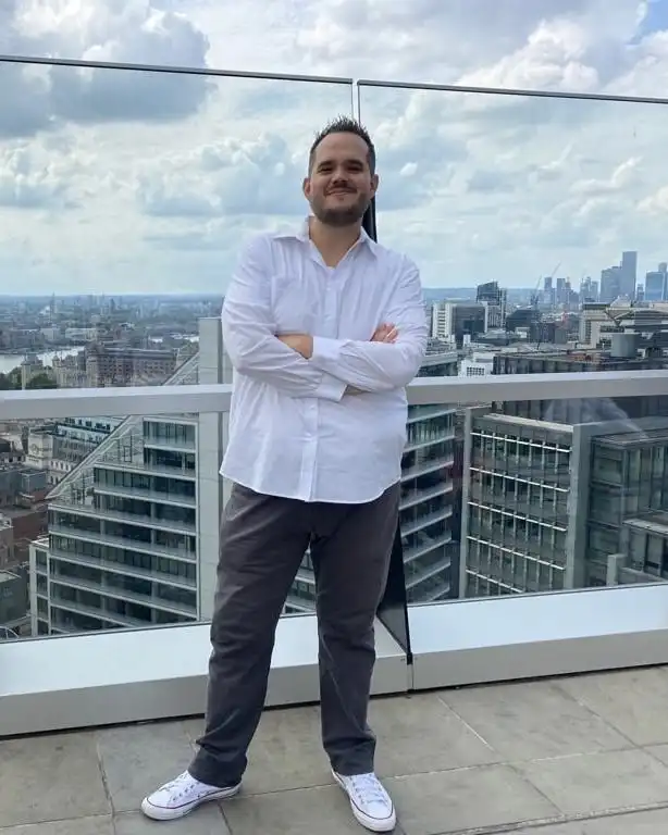 Timm Engel auf einer Dachterrasse in London