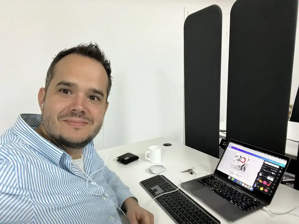 Timm Engel am Schreibtisch mit Laptop